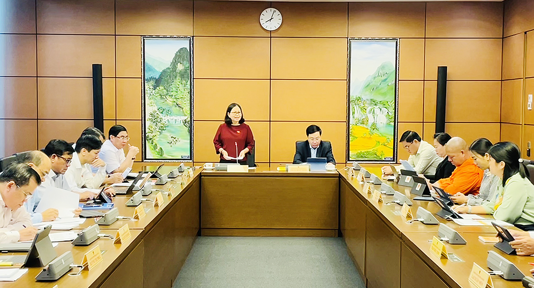 Đại biểu Nguyễn Thị Yến, Phó Bí thư Thường trực Tỉnh ủy, Trưởng Đoàn ĐBQH tỉnh Bà Rịa-Vũng Tàu điều hành Tổ thảo luận số 8. Ảnh: CHÂU VŨ