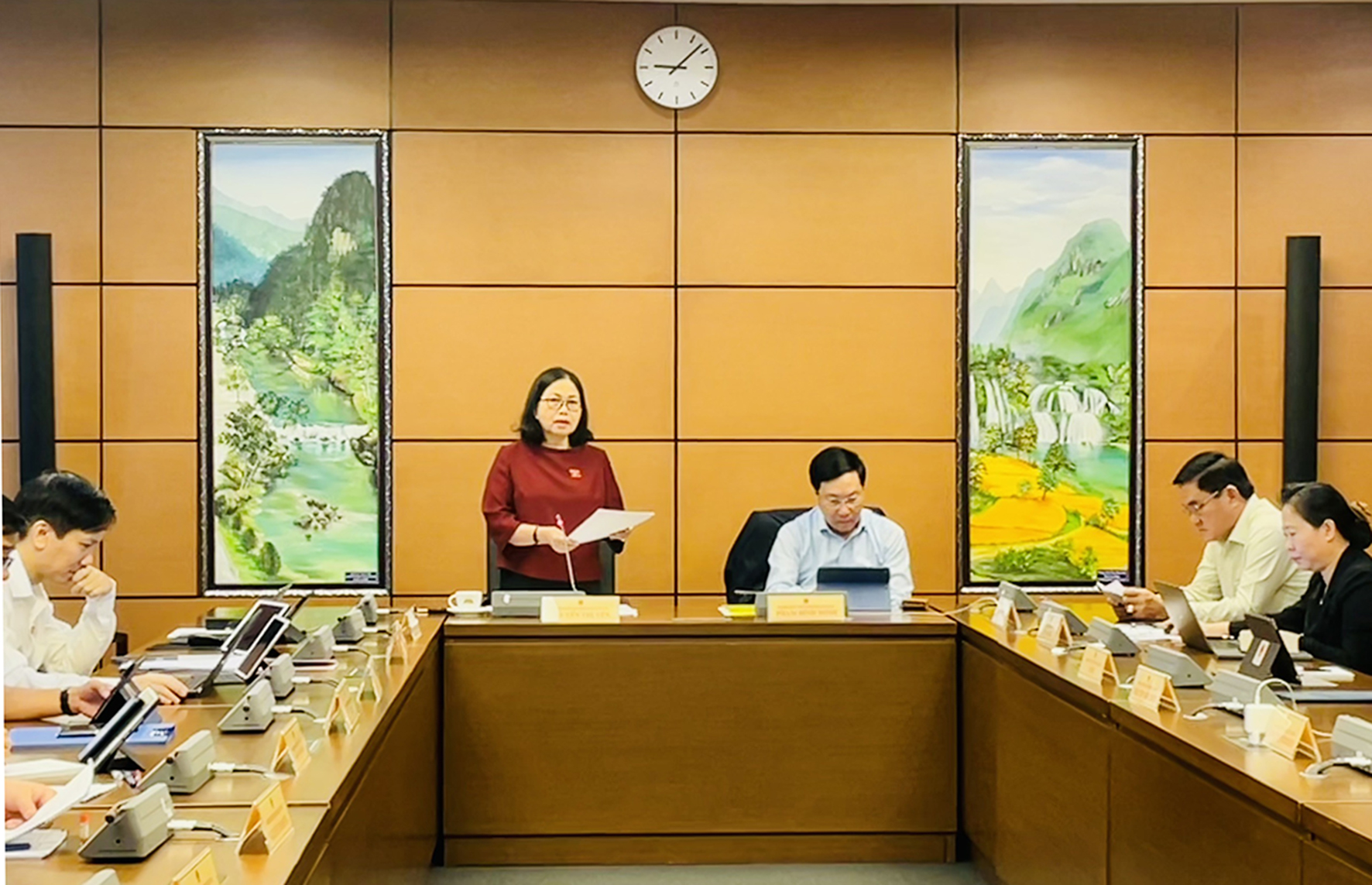 Đại biểu Nguyễn Thị Yến, Phó Bí thư Thường trực Tỉnh ủy, Trưởng Đoàn ĐBQH tỉnh Bà Rịa-Vũng Tàu phát biểu thảo luận về Dự thảo Luật Giao dịch điện tử (sửa đổi). Ảnh: CHÂU VŨ