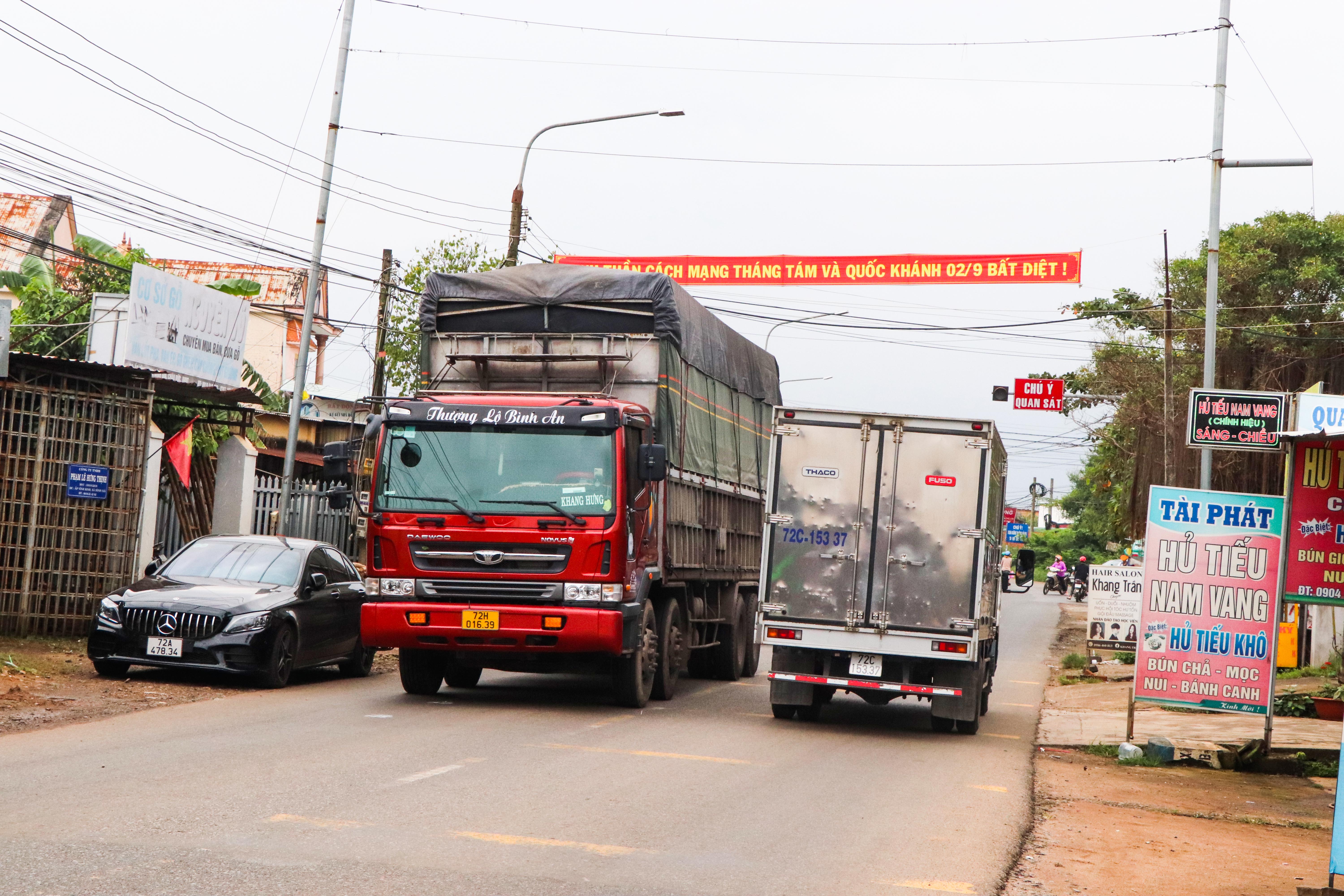 Đường Mỹ Xuân - Ngãi Giao - Hòa Bình đoạn qua các xã Bình Giã, Bình Trung và TT. Ngãi Giao (huyện Châu Đức) luôn tấp nập và đông phương tiện giao thông đi lại.