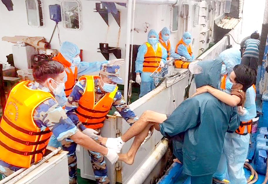 Tàu 743, Hải đội 922, Hải đoàn 129 Hải quân cứu nạn các thuyền viên tàu cá KG 94708 TS bị nạn  trên biển Trường Sa.
