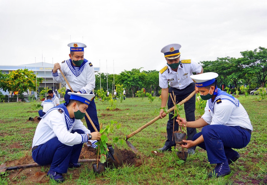 Cán bộ, chiến sĩ Khối cơ quan Bộ Tư lệnh Vùng 2 Hải quân trồng cây xanh bảo vệ môi trường.