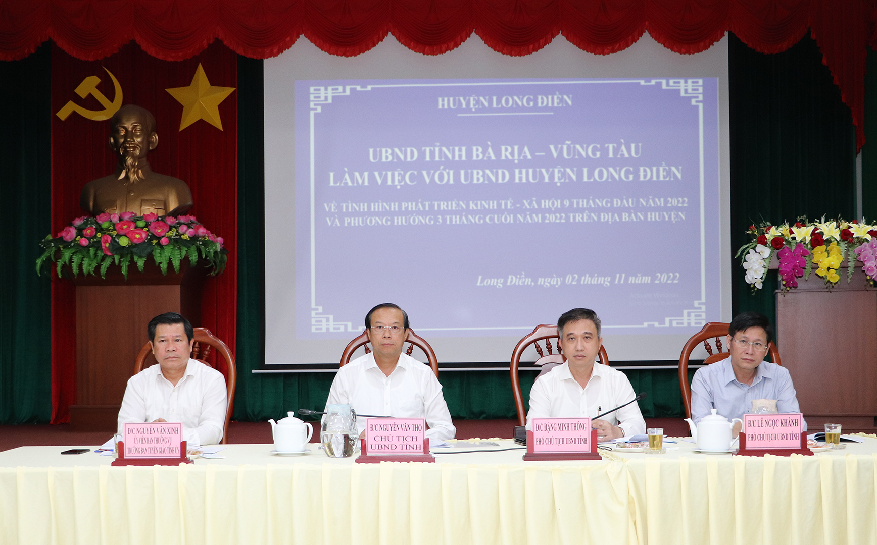 Các ông: Nguyễn Văn Thọ, Chủ tịch UBND tỉnh; Nguyễn Văn Xinh, Trưởng Ban Tuyên giáo Tỉnh ủy; Trần Văn Khánh, Phó Chủ tịch UBND tỉnh; Đặng Minh Thông, Phó Chủ tịch UBND tỉnh đồng chủ trì buổi làm việc với UBND huyện Long Điền.