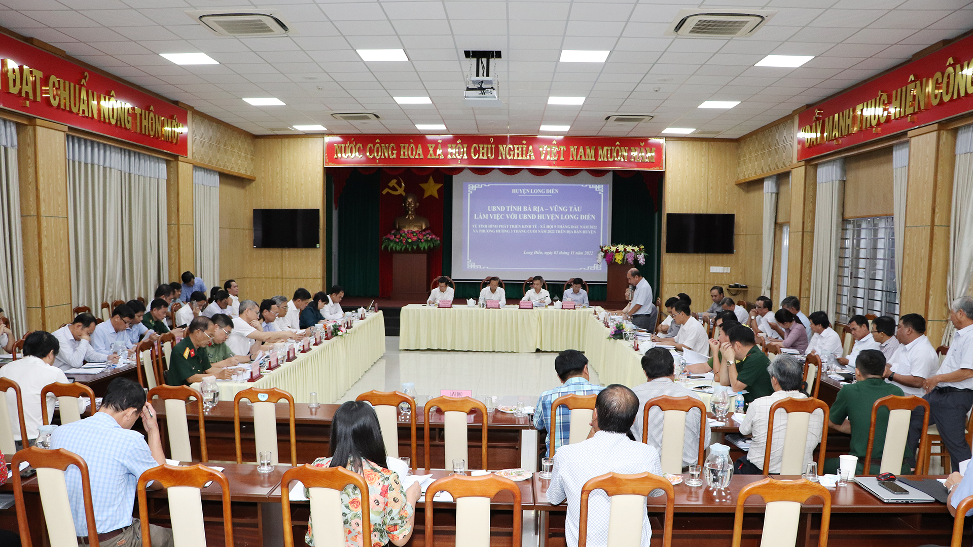 Quang cảnh buổi làm việc.