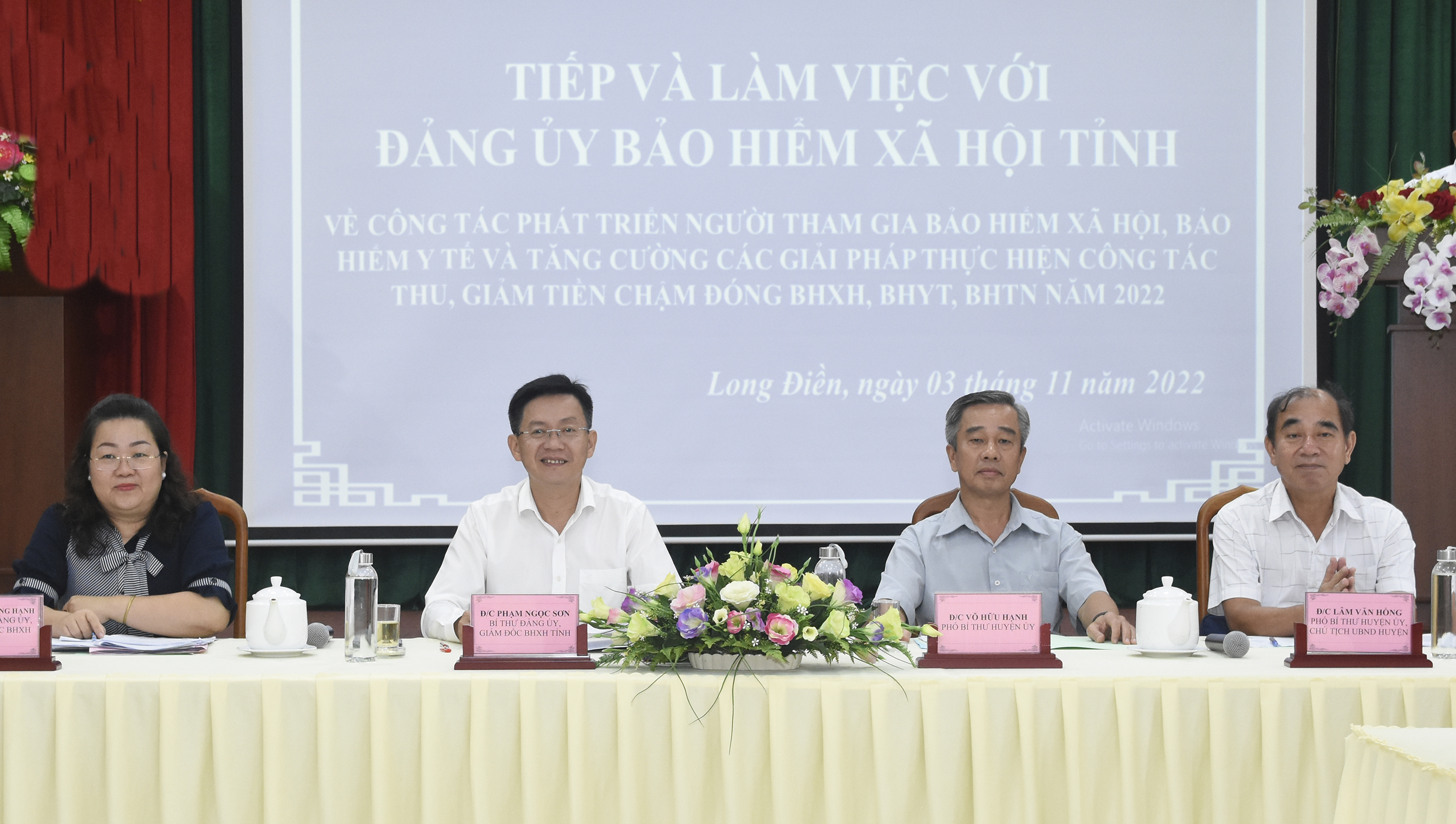 Ông Phạm Ngọc Sơn, Bí thư Đảng ủy BHXH tỉnh (ngồi  bên trái) và ông Võ Hữu Hạnh, Phó Bí thư Thường trực Huyện ủy Long Điền (bìa phải