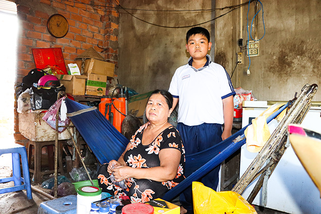  Hai mẹ con bà Thuần Thị Lệ nương tựa vào nhau để cố gắng vượt qua nghịch cảnh.