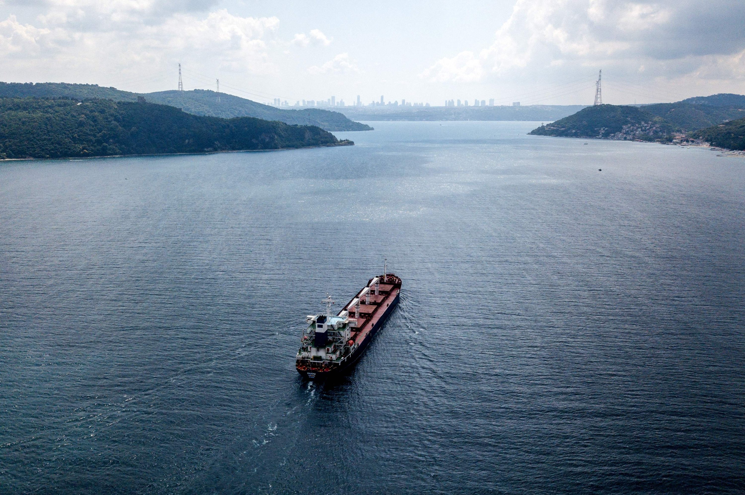 Tàu chở cốc di chuyển tại eo biển Bosphorus, Thổ Nhĩ Kỳ.
