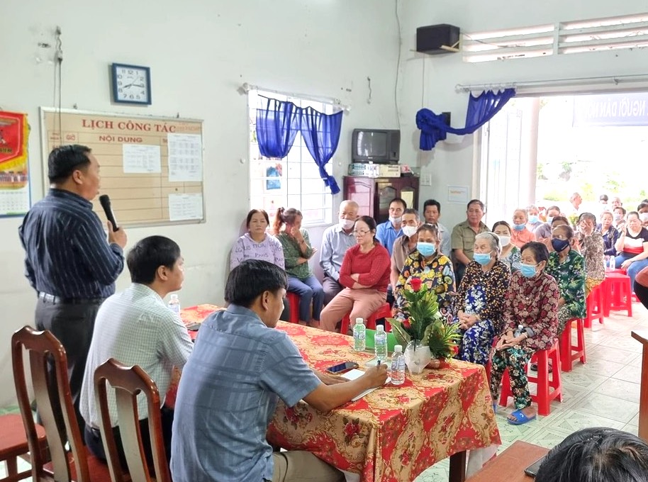 Lãnh đạo TT.Long Hải (huyện Long Điền) thông tin, trả lời kiến nghị của người dân tại khu phố Hải Hà vào ngày 22/10.