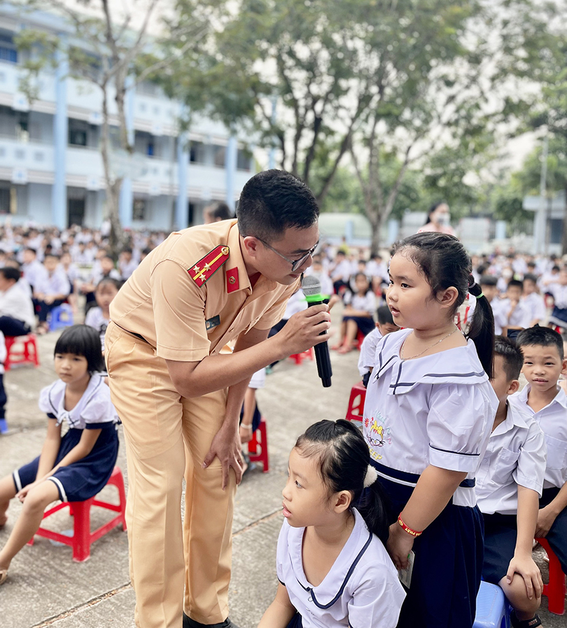 CSGT Công an TX.Phú Mỹ tuyên truyền về an toàn giao thông cho học sinh trên địa bàn.