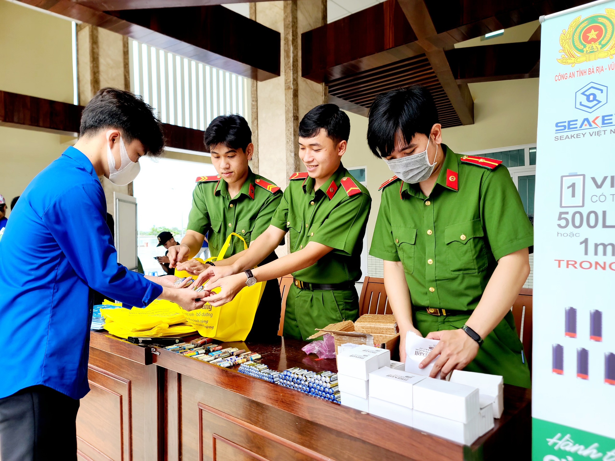  ĐVTN huyện Xuyên Mộc tham gia chương trình “Đổi pin cũ lấy pin mới-Vì môi trường sống xanh”. Ảnh: THANH HỒNG