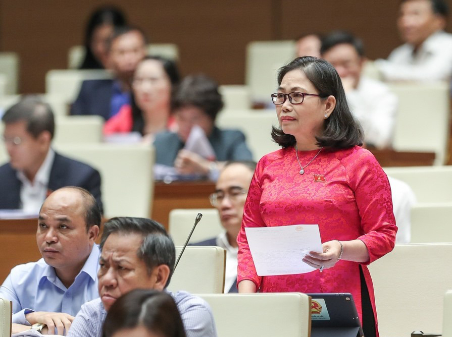Đại biểu Nguyễn Thị Yến, Phó Bí thư Thường trực Tỉnh ủy, Trưởng Đoàn ĐBQH tỉnh phát biểu tranh luận tại phiên chất vấn lĩnh vực thanh tra, ngày 5/11. Ảnh: CHÂU VŨ