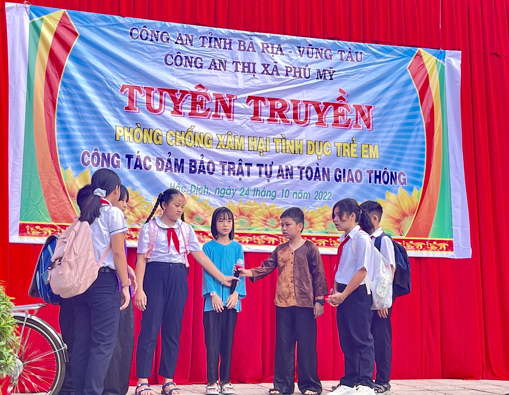 Các em học sinh phường Hắc Dịch (TX. Phú Mỹ) thể hiện tiểu phẩm tuyên truyền bảo đảm trật tự an toàn  giao thông.