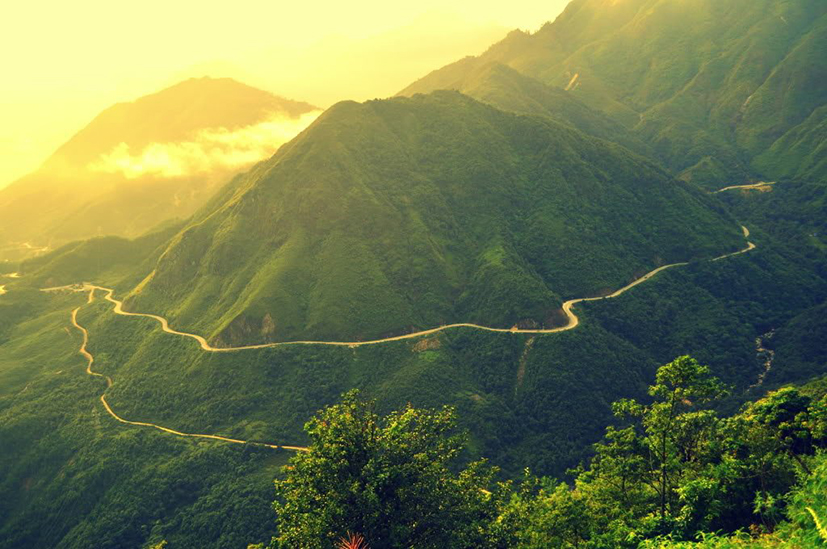 Đèo Ô Quý Hồ nối liền 2 tỉnh Lào Cai và Lai Châu, là một trong những cung đường đèo dài, có sức hấp dẫn đối với khách du lịch.