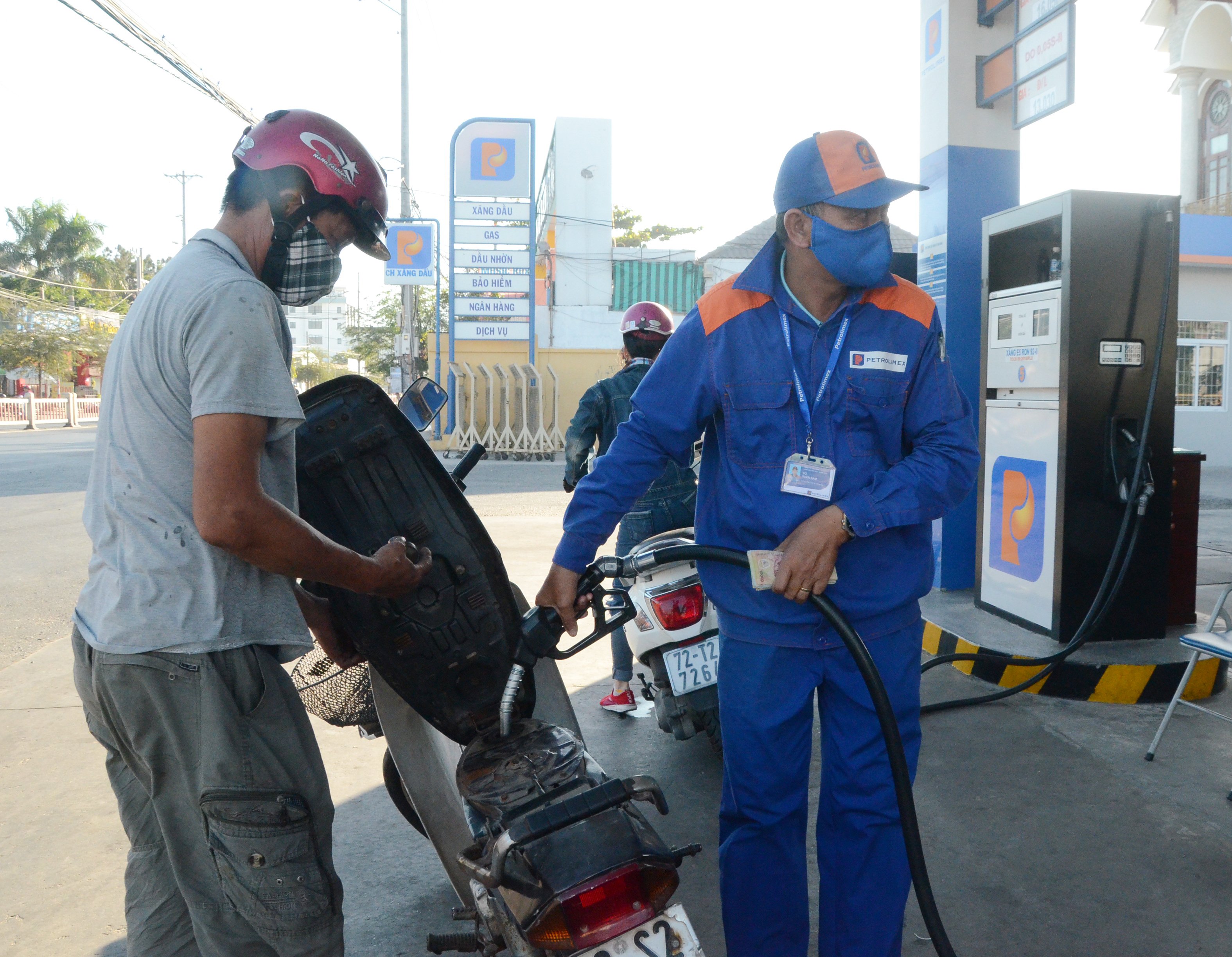 Người dân đổ xăng tại cây xăng Petrolimex trên đượng 30/4, TP. Vũng Tàu. Ảnh: ĐÔNG HIẾU