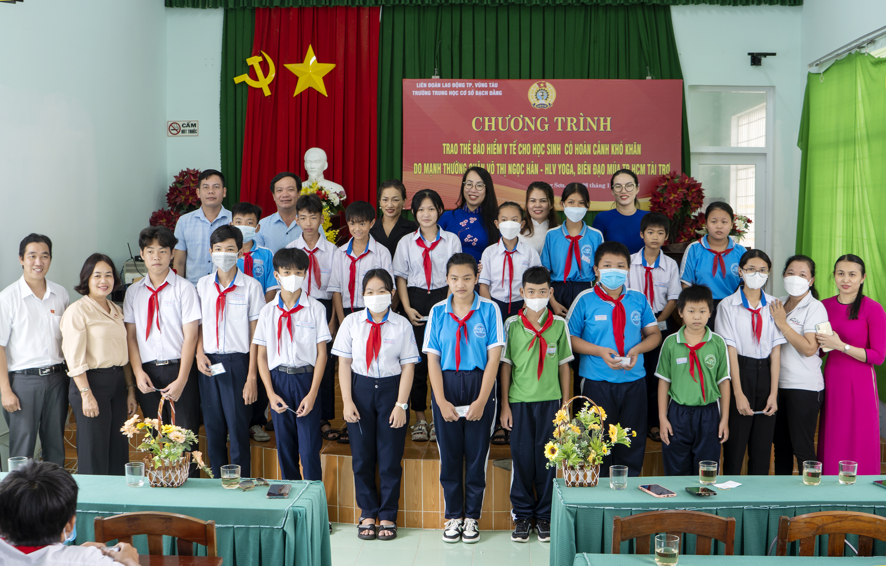 Ban tổ chức chương trình trao tặng 47 thẻ BHYT cho HS có hoàn cảnh khó khăn của Trường THCS Bạch Đằng, xã Long Sơn