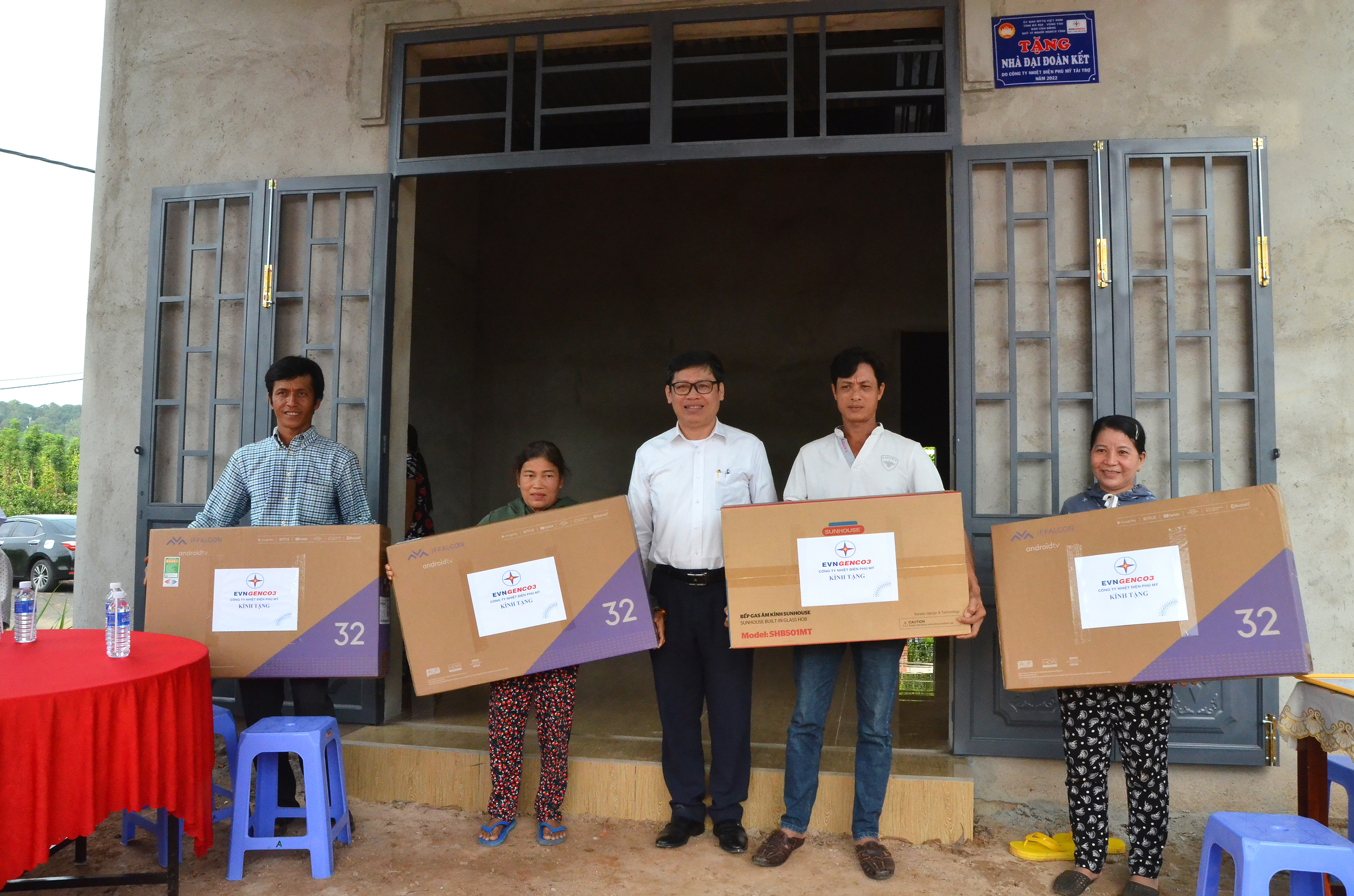 Ông Trần Hữu Thanh, Phó Giám đốc Công ty Nhiệt điện Phú Mỹ tặng quà cho các hộ nghèo tại huyện Châu Đức. 