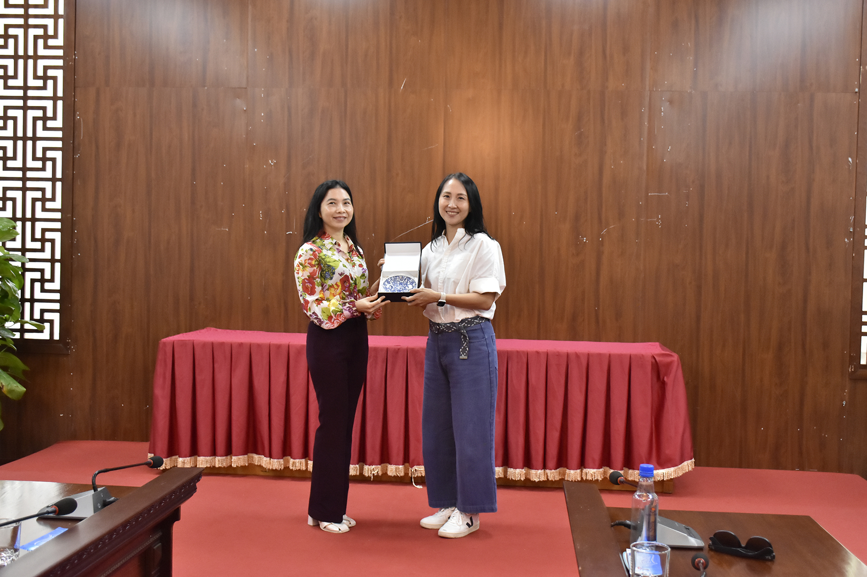 Bà Jeannie Lim, Tổng Cục phó Khối Chính sách và Quy hoạch Tổng Cục Du lịch Singapore tặng quà lưu niệm cho bà Trần Thị Thu Hiền, Phó Giám đốc Sở Du lịch. 
