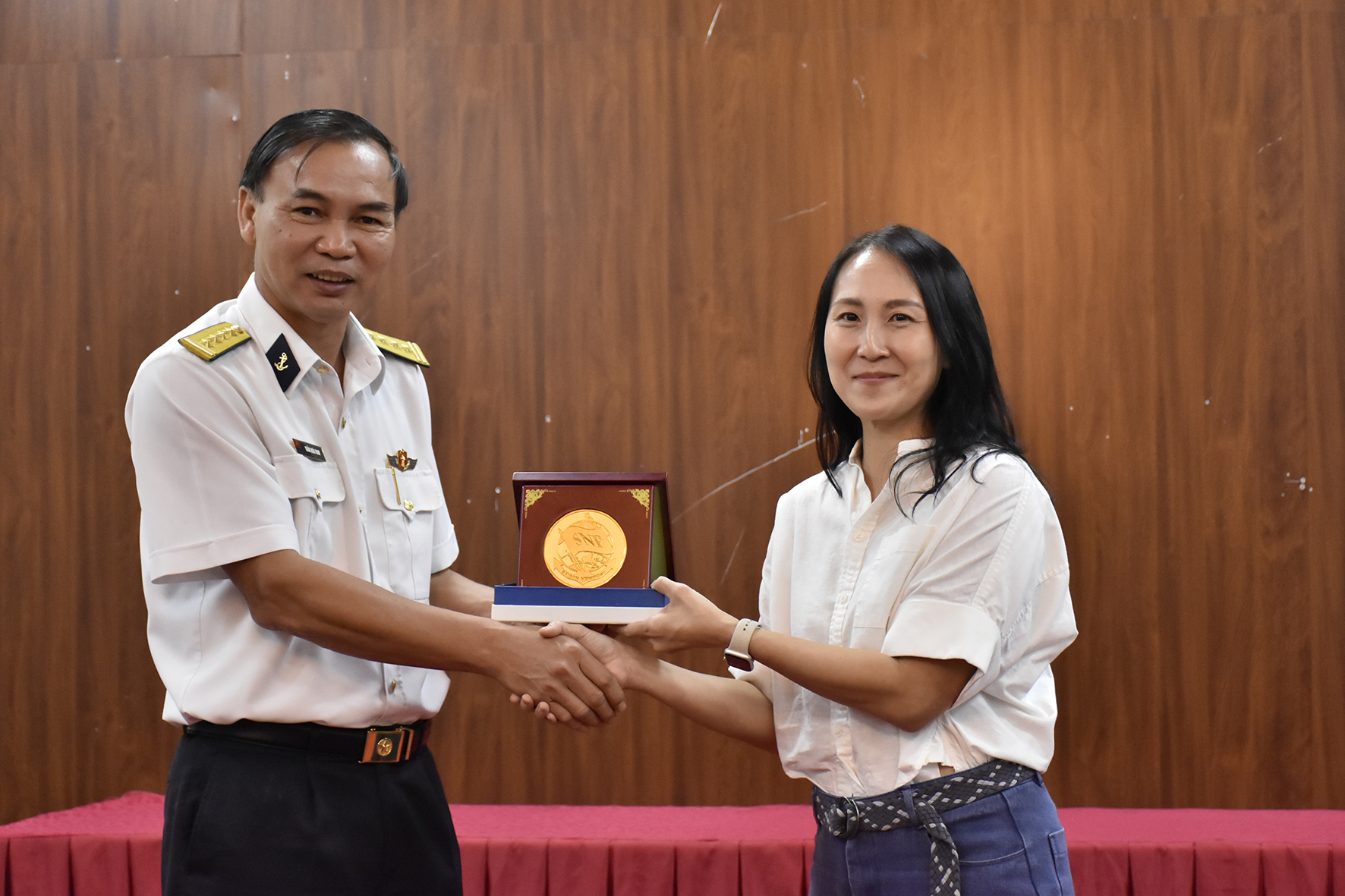 Đại tá Trần Hoài Nam, Giám đốc TCCT tặng quà lưu niệm cho bà Jeannie Lim, Tổng Cục phó Khối Chính sách và Quy hoạch Tổng Cục Du lịch Singapore