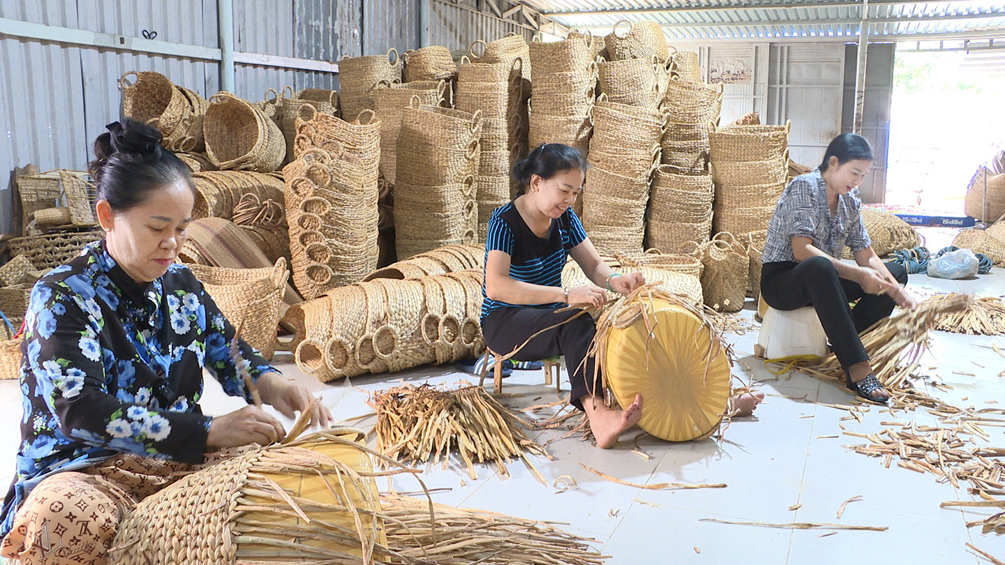 Công nhân đan lát các phẩm thủ công mỹ nghệ lục bình tại Công ty TNHH sản xuất thương mại Hiệp Hòa.