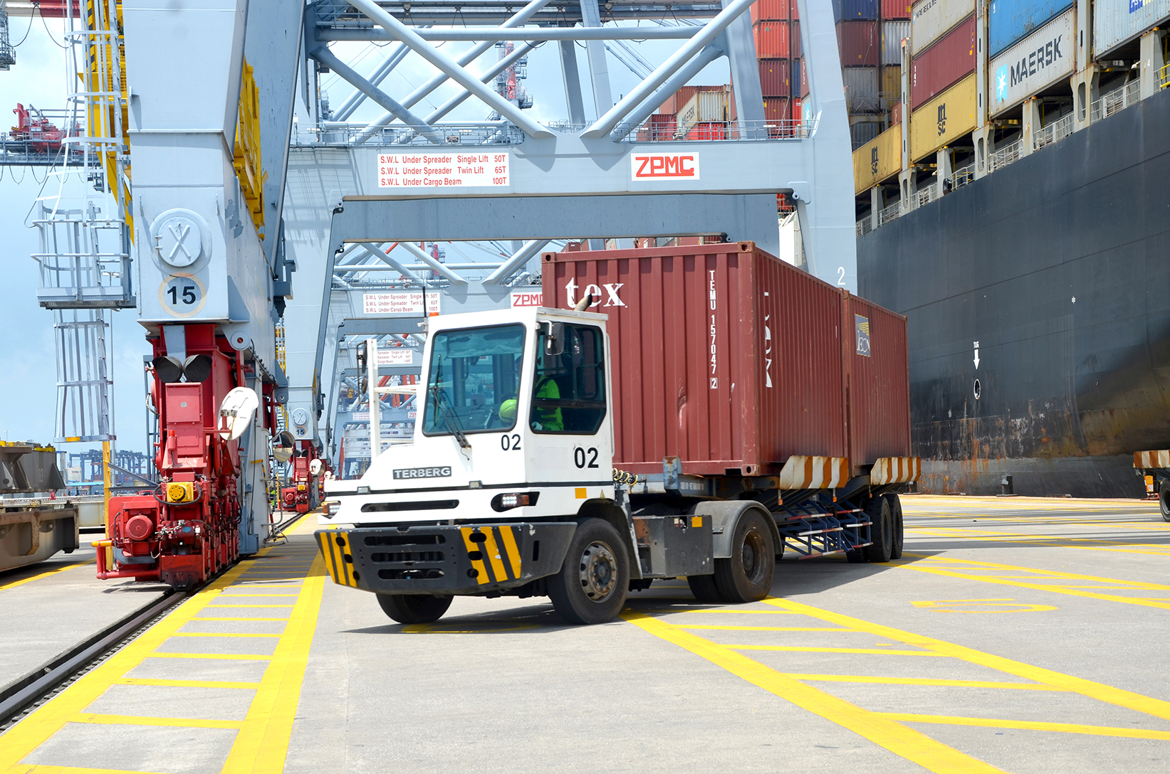 Xếp dỡ hàng container tại Cảng CMIT.