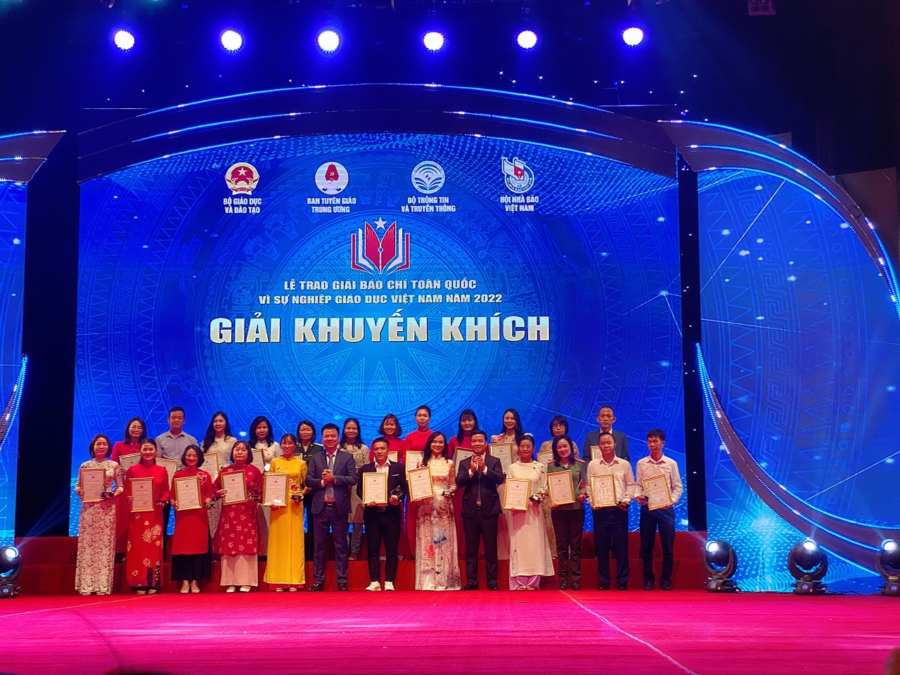 Các tác giả, nhóm tác giả nhận giải thưởng tại buổi lễ