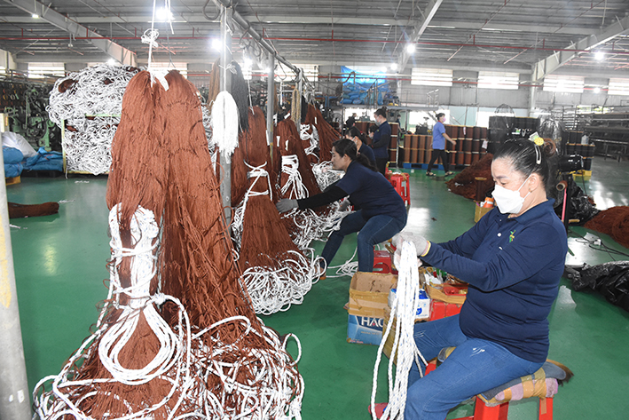 Sản xuất lưới nhựa tại Công ty TNHH Junwoo Vina (KCN B1 Tiến Hùng, phường Mỹ Xuân, TX. Phú Mỹ).