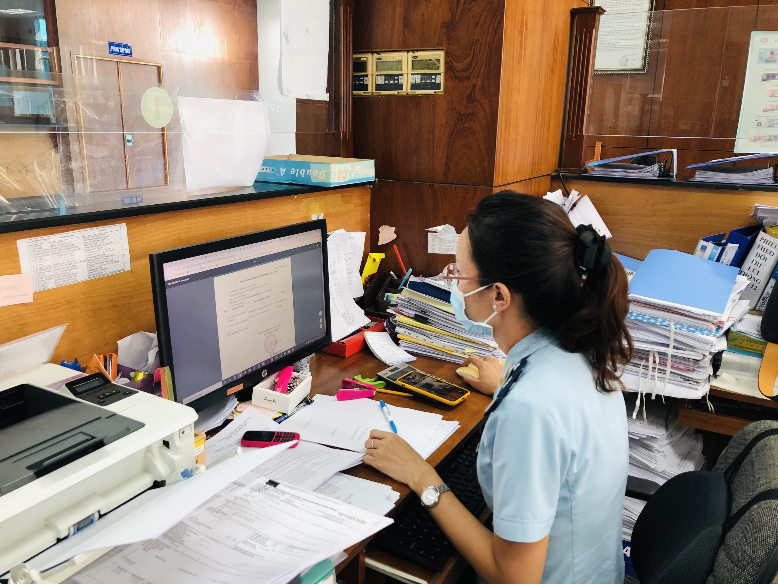 Công chức Chi cục Hải quan cửa khẩu Cảng Cái Mép giải quyết thủ tục hành chính trực tuyến cho DN.