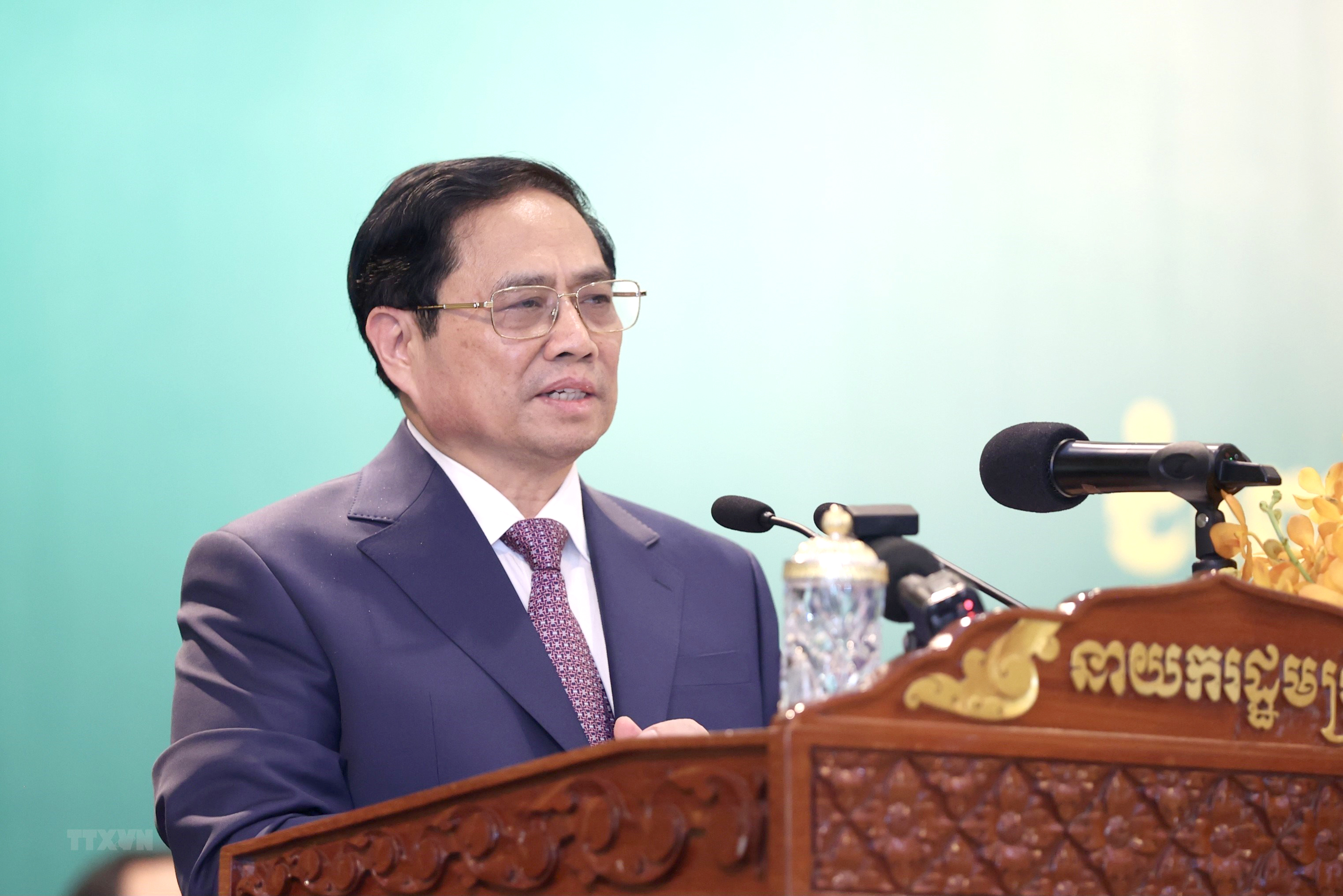 “Quan hệ hữu nghị, hợp tác toàn diện Việt Nam-Campuchia là tài sản vô giá của Đảng, Nhà nước và nhân dân hai nước. Mỗi người trong chúng ta đều có trách nhiệm gìn giữ, vun đắp cho mối quan hệ này đơm hoa kết trái; mỗi dự án, công trình đầu tư của DN hai nước không chỉ thể hiện sự hợp tác đơn thuần mà còn là nỗ lực đóng góp tích cực cho tình hữu nghị, đoàn kết Việt Nam-Campuchia”. Thủ tướng Phạm Minh Chính phát biểu nhấn mạnh tại Diễn đàn Việt Nam-Campuchia.