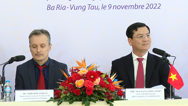Ông Nguyễn Công Vinh, Phó Chủ tịch UBND tỉnh và ông Philippe Fouet, Trưởng ban Kinh tế của Đại sứ quán Pháp tham dự hội thảo