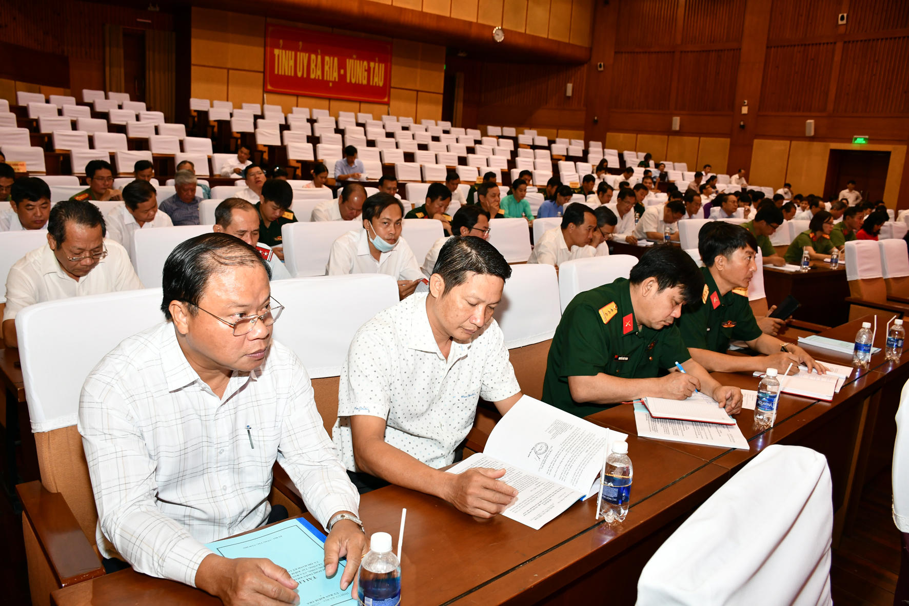 Các đại biểu tham dự hội nghị.