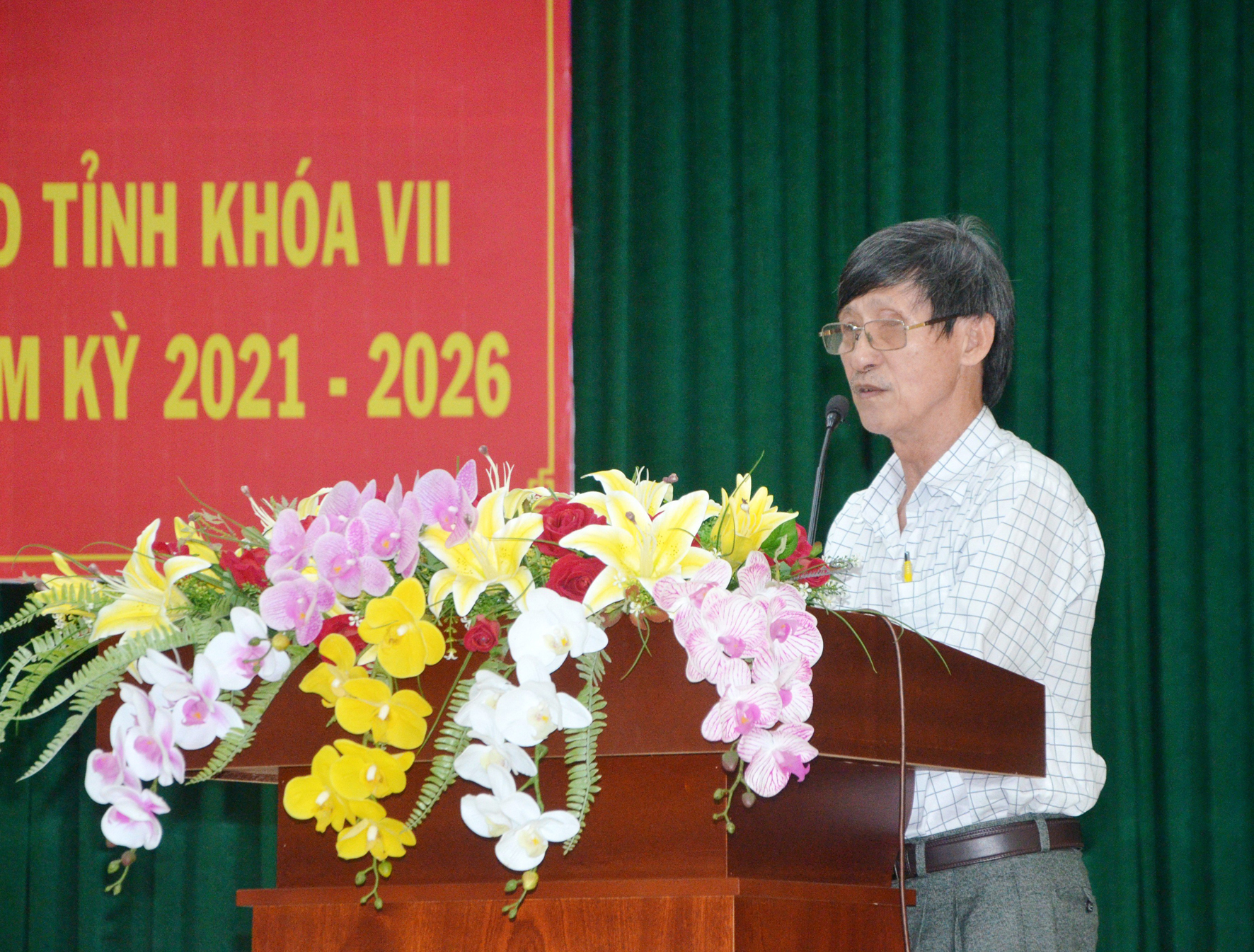 Cử tri Ngô Lương Kim (khu phố Long Tân, TT. Long Điền) kiến nghị tỉnh khẩn trương giải ngân đầu tư công. Ảnh: VÂN ANH