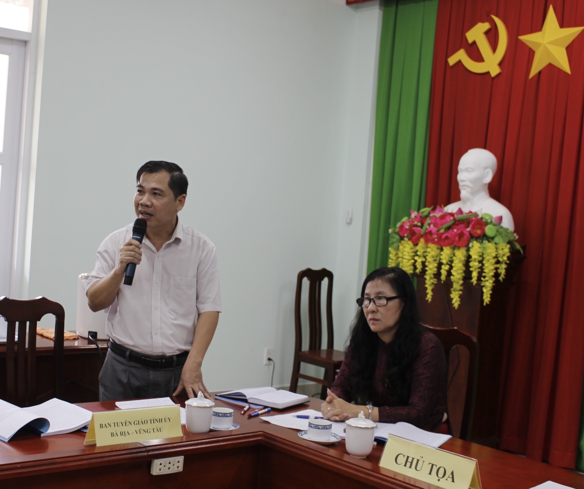 Ông Nguyễn Văn Thắng, Phó Trưởng Ban Tuyên giáo Tỉnh ủy phát biểu về đổi mới và nâng cao chất lượng công tác giáo dục lý luận chính trị cho cán bộ, đảng viên.