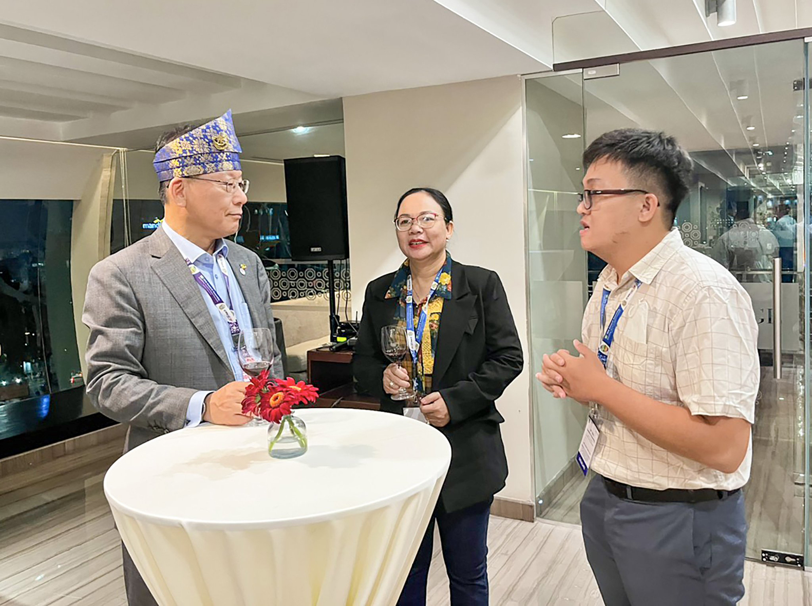 Bà Nguyễn Thị Thu Hương, Phó Chủ tịch UBND TP.Vũng Tàu trò chuyện với Tổng thư ký TPO - Woo Kyoung-ha.