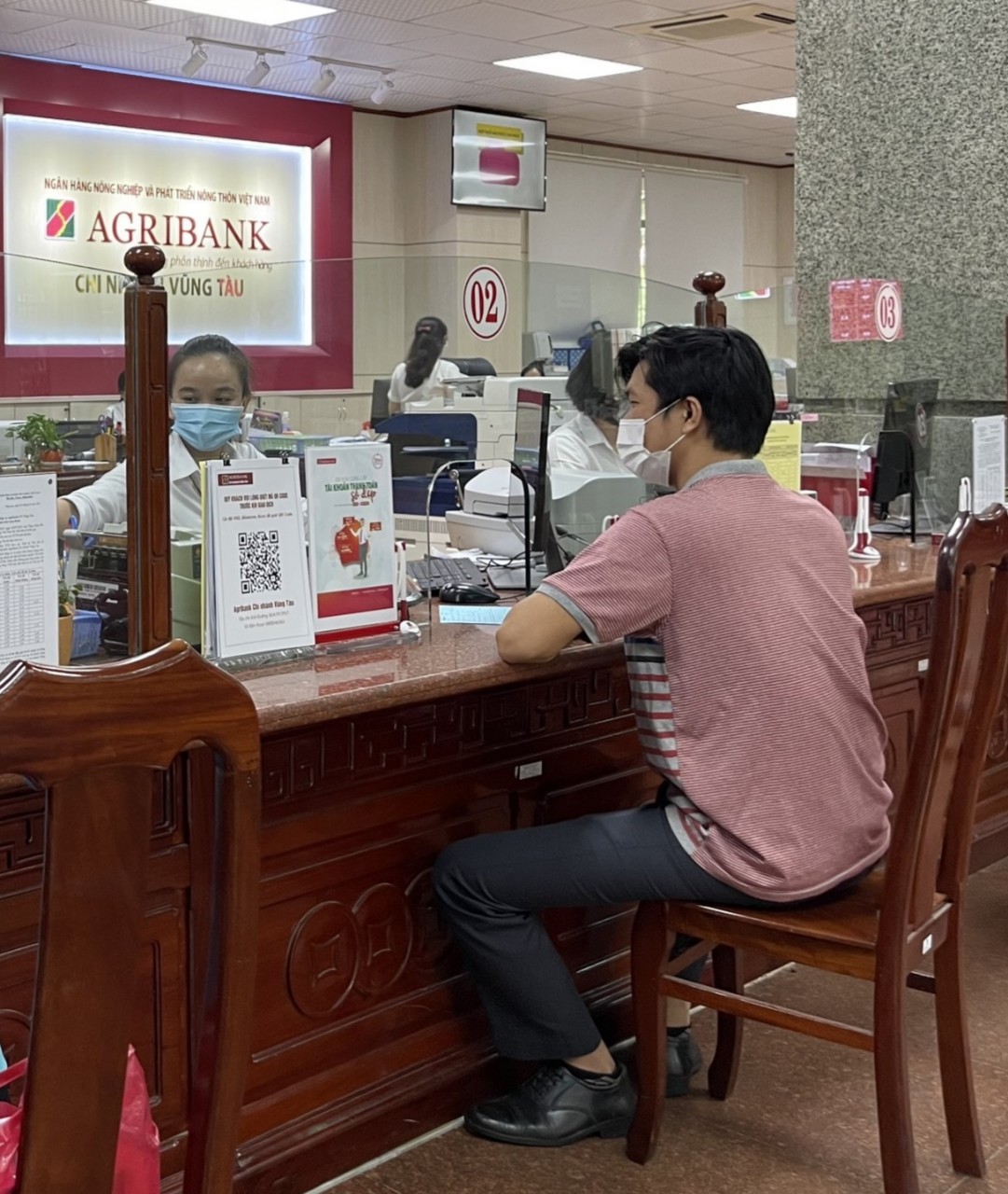 Khách hàng giao dịch tại Agribank Chi nhánh Vũng Tàu.