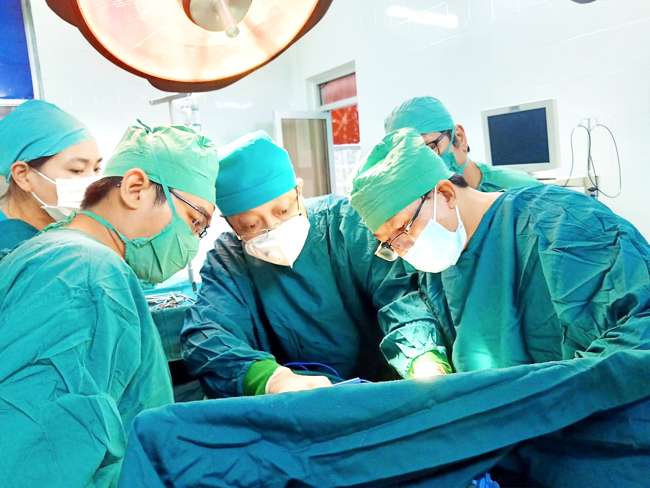 Đội ngũ y, bác sĩ của Khoa Ngoại tổng hợp thực hiện một ca phẫu thuật.