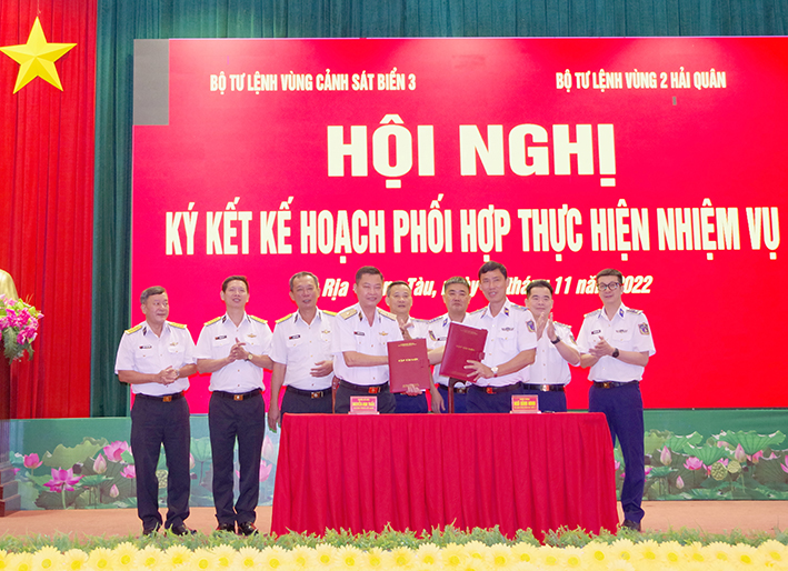 Bộ Tư lệnh Vùng 2 Hải quân và Bộ Tư lệnh Vùng Cảnh sát biển 3 tổ chức ký kết kế hoạch phối hợp hoạt động thực hiện nhiệm vụ.