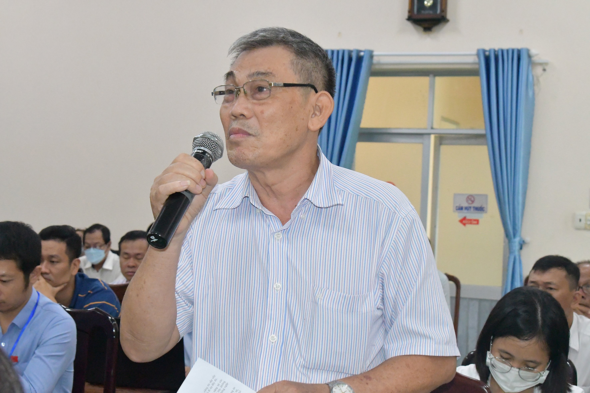 Cử tri Vũ Thọ Hưng (KP2, phường Thắng Tam, TP. Vũng Tàu) kiến nghị cần sớm triển khai dự án Hồ Bàu Sen (TP. Vũng Tàu). Ảnh: HUYỀN TRANG.