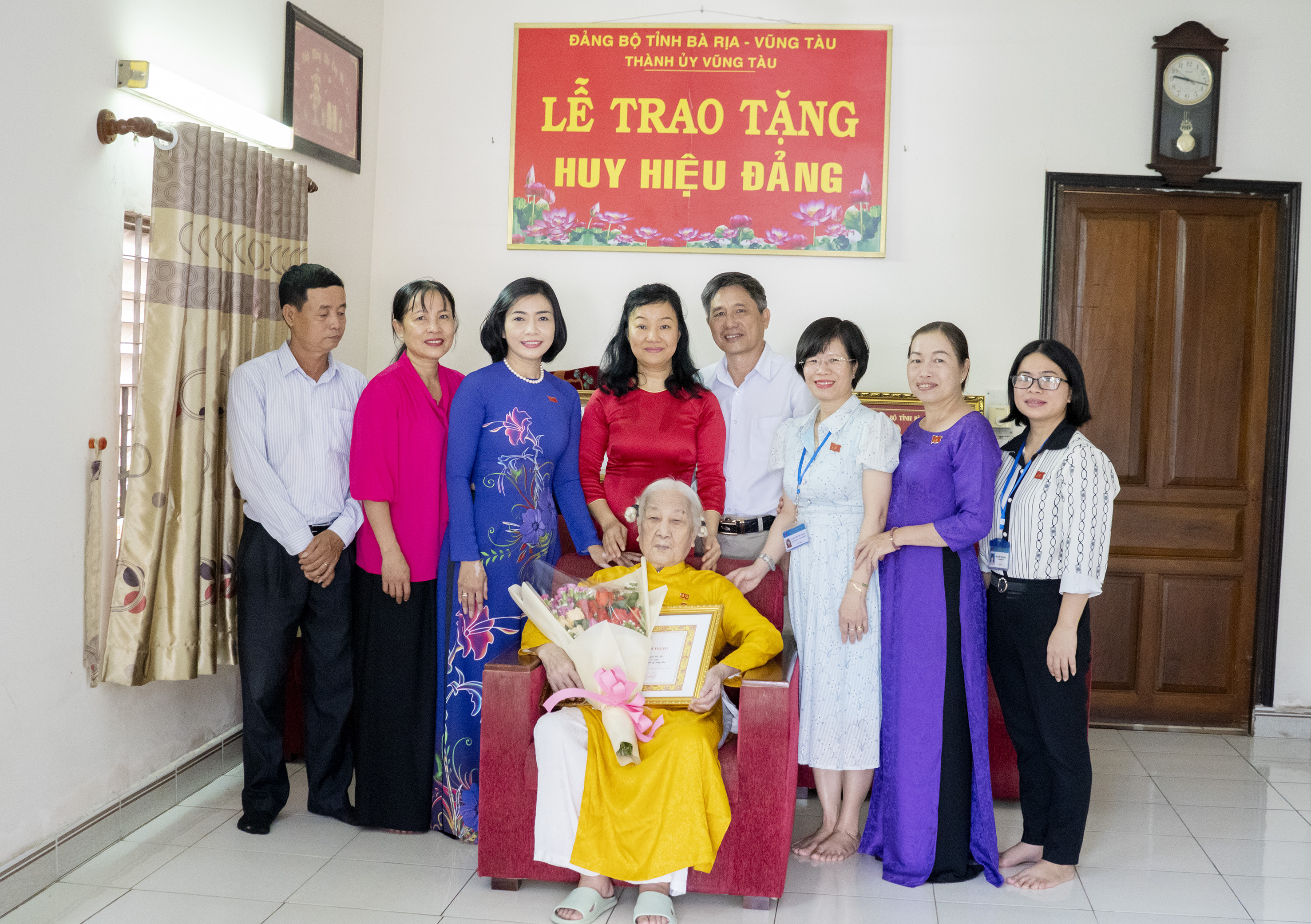 Lãnh đạo TP. Vũng Tàu, Chi bộ 2, Đảng bộ phường 11 trao Huy hiệu 75 năm tuổi Đảng và tặng hoa chúc mừng đảng viên Đào Thị Hiền.