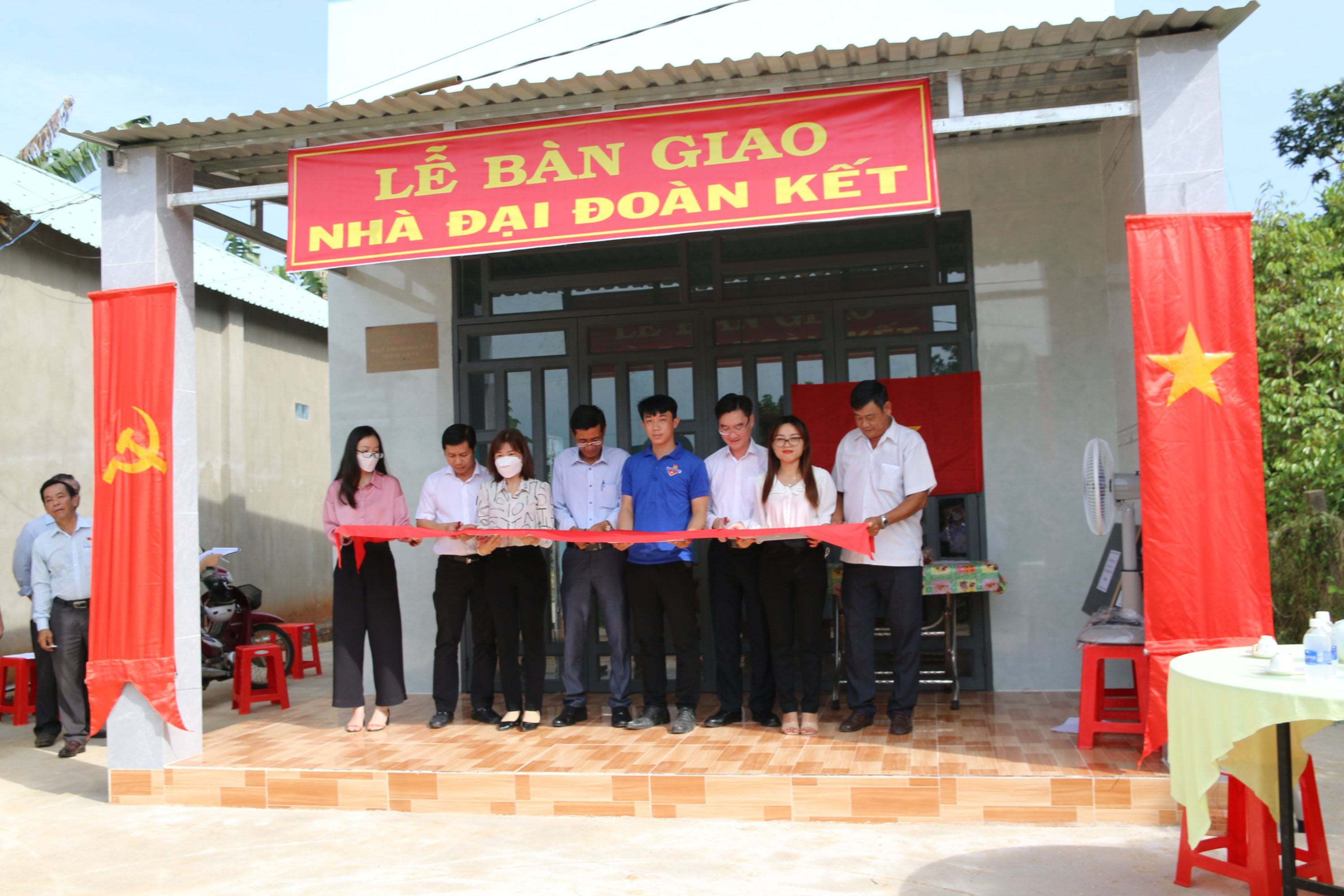 Lãnh đạo Đảng ủy Khối Cơ quan và Doanh nghiệp, lãnh đạo xã Long Phước và đại diện Công ty Công trình giao thông tỉnh cắt băng khánh thành nhà 