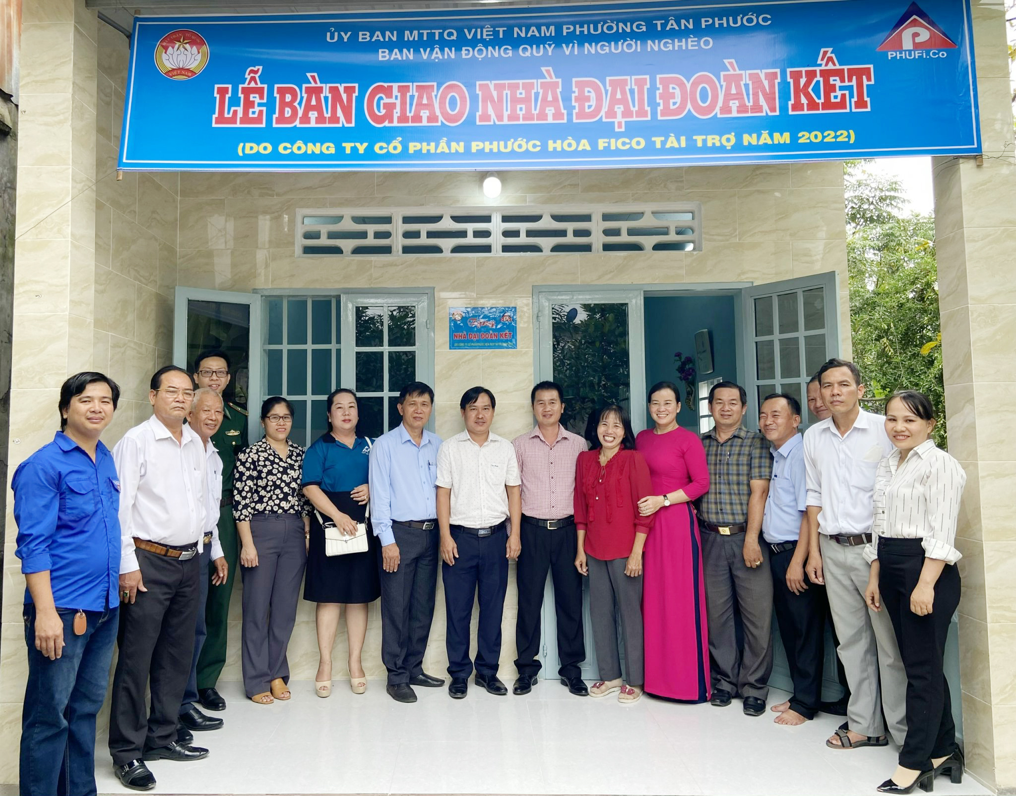 Lãnh đạo phường Tân Phước và đại diện nhà tài trợ chụp hình lưu niệm với bà Phượng.