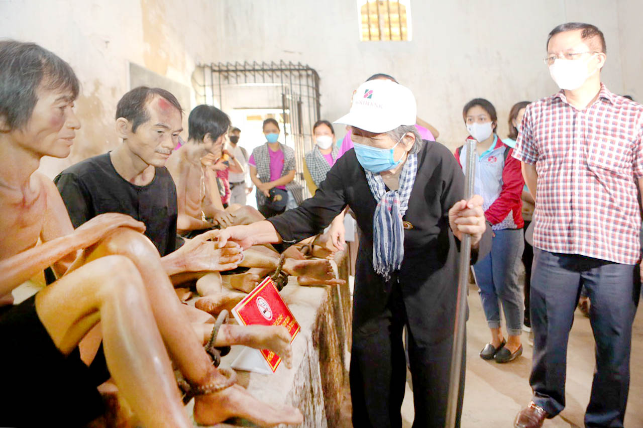Người dân và du khách tham quan di tích lịch sử quốc gia đặc biệt Nhà tù Côn Đảo.