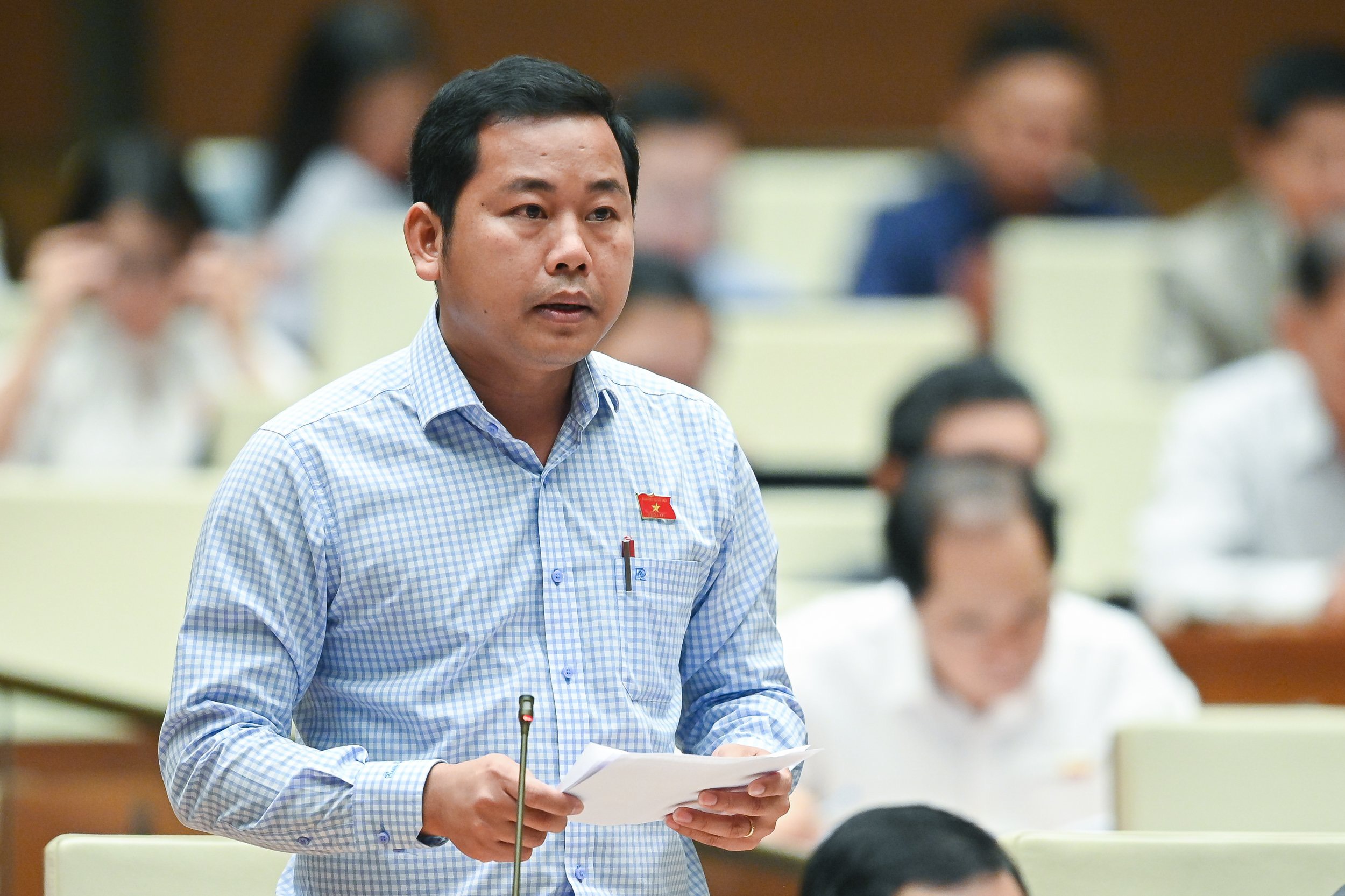 Đại biểu Dương Tấn Quân, Đoàn ĐBQH tỉnh Bà Rịa - Vũng Tàu phát biểu thảo luận về dự thảo Luật Giao dịch điện tử (sửa đổi). Ảnh: CHÂU VŨ