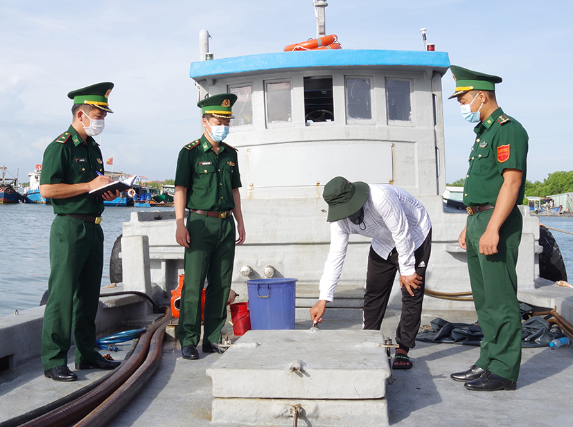 Lực lượng chức năng Hải đoàn Biên phòng 18 kiểm tra hàng hóa trên tàu BV.0420H.
