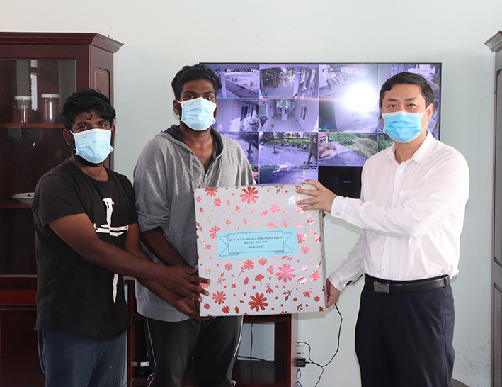 Ông Nguyễn Công Danh, Bí thư Huyện ủy Đất Đỏ gửi quà của Huyện ủy, HĐND, UBND, UBMTTQ Việt Nam huyện cho công dân Sri Lanka đang lưu trú tại Đại đội C46.