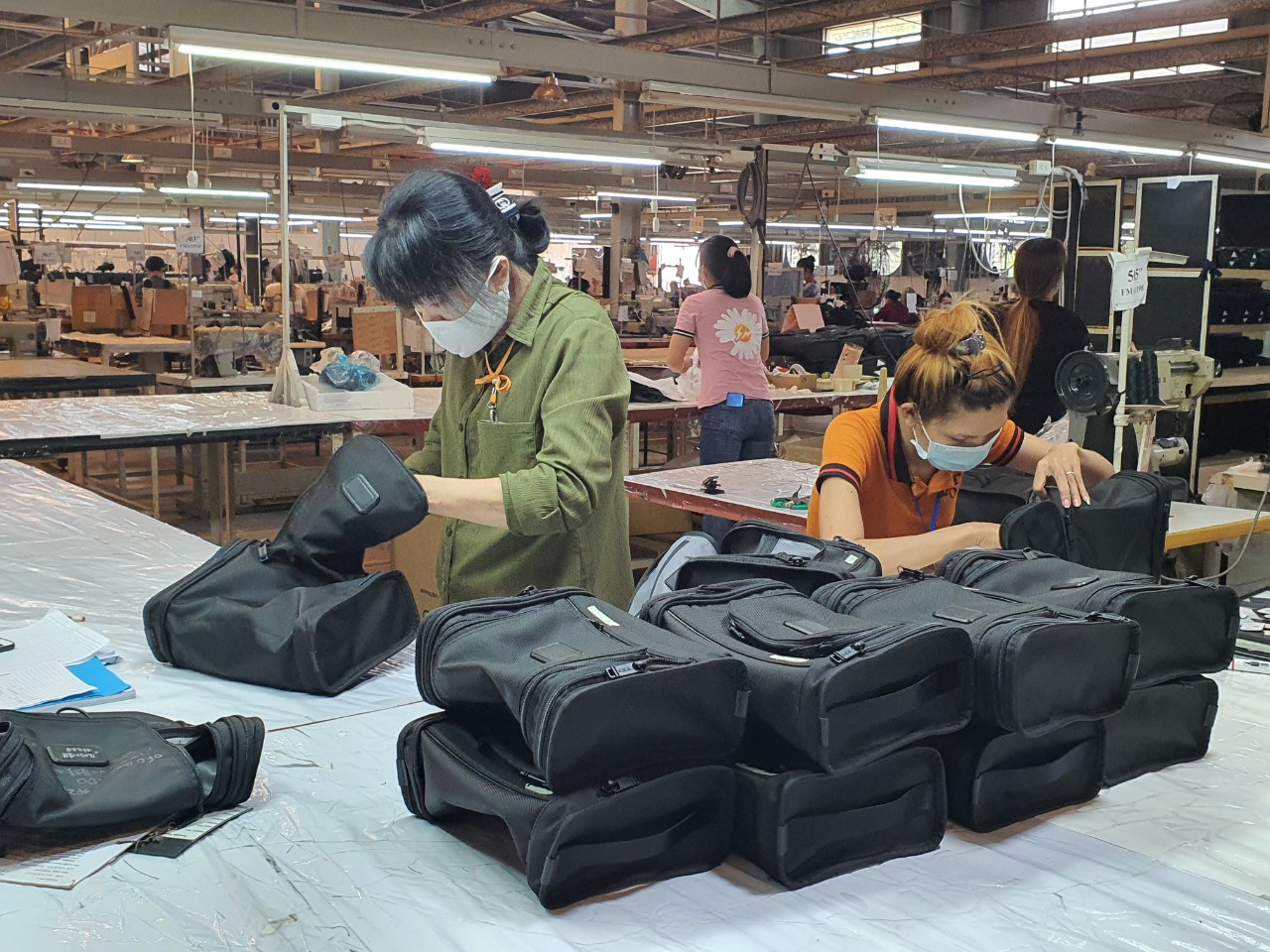 Đơn hàng giảm đã ảnh hưởng mạnh đến đời sống, thu nhập của công nhân.  Trong ảnh: Công nhân Công ty TNHH Twinke Việt Nam (TX.Phú Mỹ) trong giờ sản xuất.