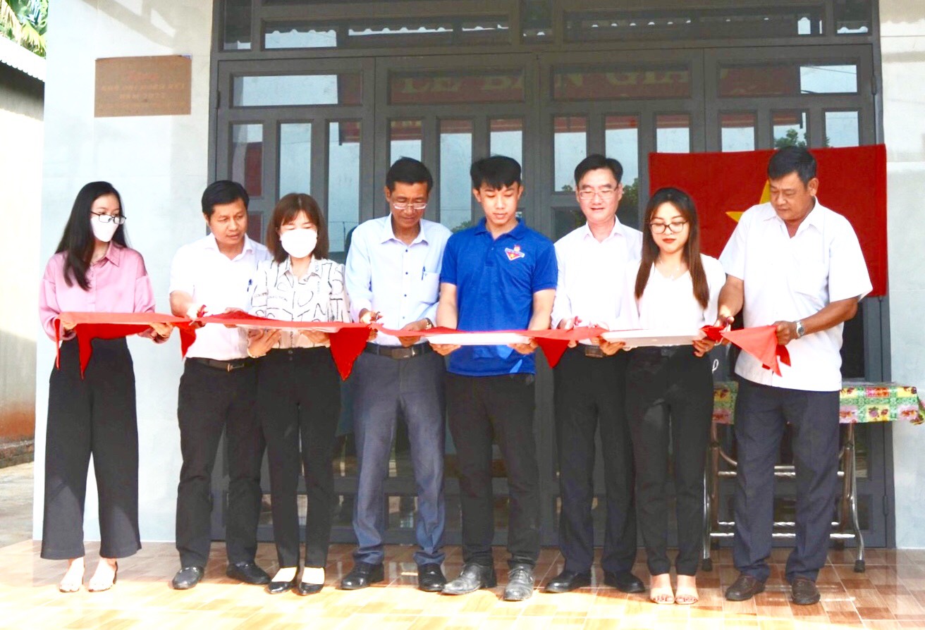 Lãnh đạo Đảng ủy Khối Cơ quan và Doanh nghiệp tỉnh, xã Long Phước, Công ty Công trình giao thông tỉnh cắt băng khánh thành nhà Đại đoàn kết của ông Hồ Thanh Tuấn. Ảnh: THI PHONG