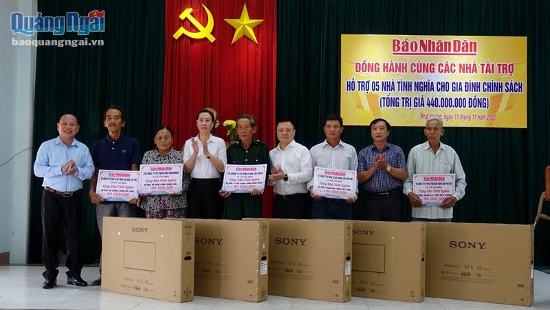 Ủy viên Trung ương Đảng, Phó Trưởng ban Tuyên giáo Trung ương,Tổng Biên tập Báo Nhân Dân, Chủ tịch Hội Nhà báo Việt Nam Lê Quốc Minh và Ủy viên Trung ương Đảng, Bí thư Tỉnh ủy, Chủ tịch HĐND tỉnh Bùi Thị Quỳnh Vân cùng đại diện nhà tài trợ trao bảng tượng trưng hỗ trợ xây dựng nhà tình nghĩa và tặng quà cho 5 gia đình chính sách ở xã Phổ Khánh, thị xã Đức Phổ.