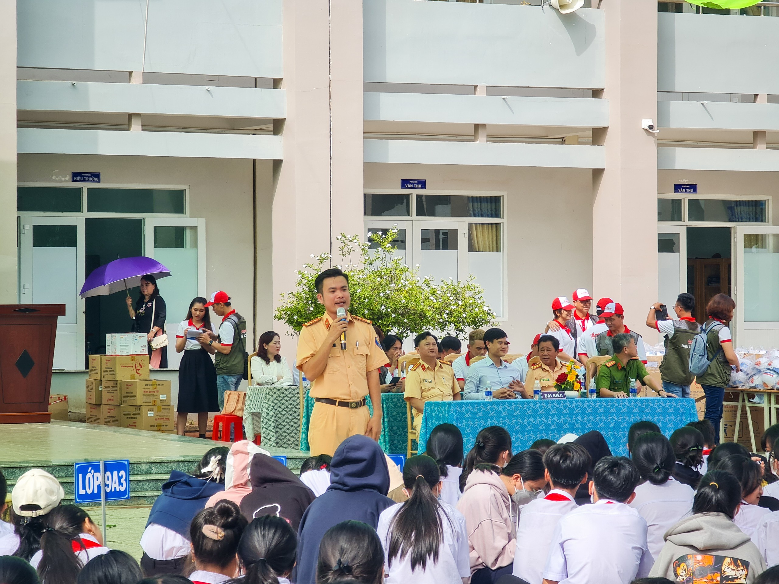 Cán bộ Phòng Cảnh sát giao thông-Công an tỉnh tuyên truyền TTATGT cho HS.