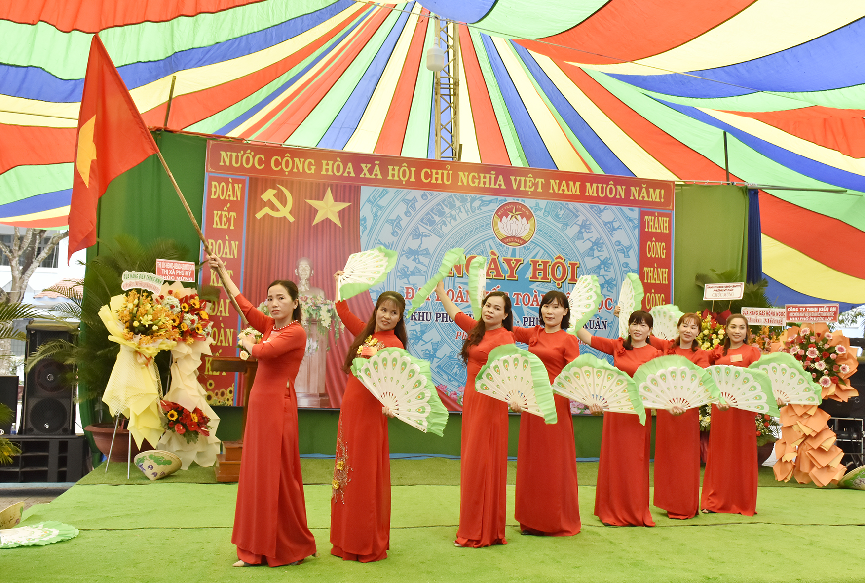 Những tiết mục văn nghệ mang đến không khí sôi động, rộn ràng cho Ngày hội đại đoàn kết toàn dân tộc tại khu phố Phước Lập, phường Mỹ Xuân, TX.Phú Mỹ. Ảnh: MỸ LƯƠNG