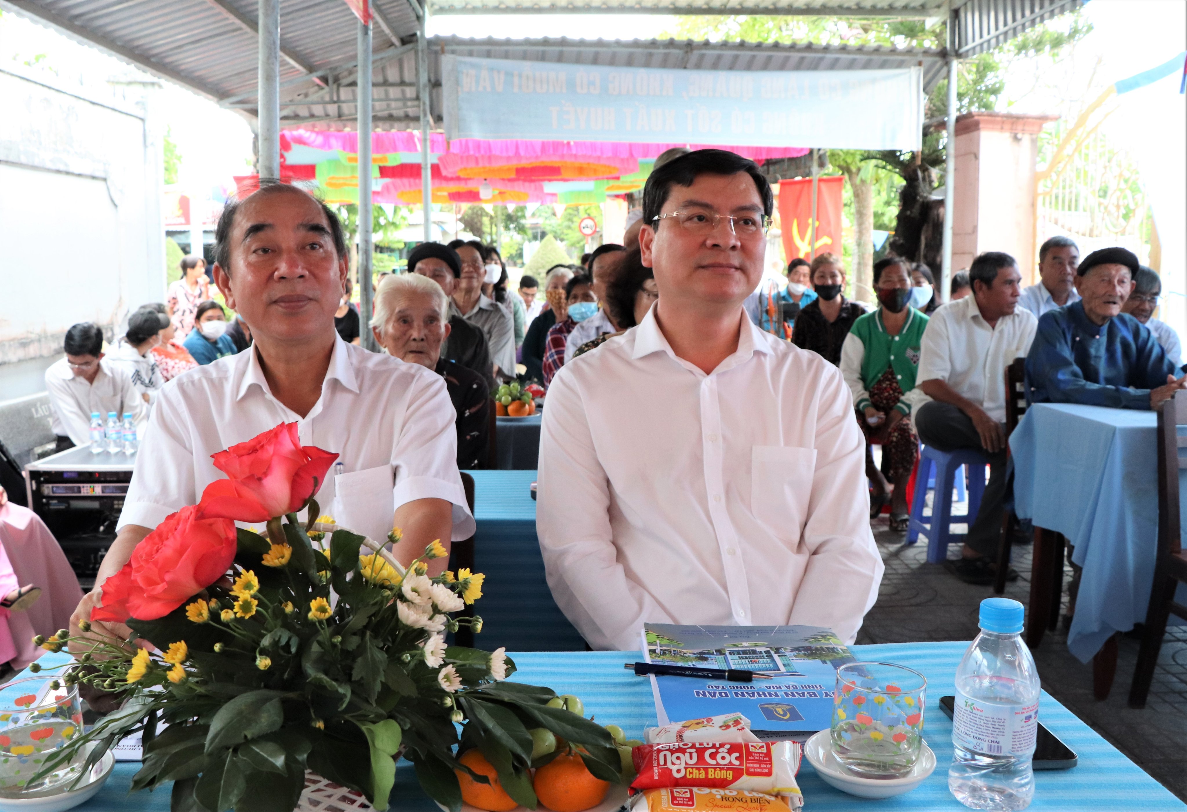 Ông Nguyễn Công Vinh (bên phải), Phó Chủ tịch UBND tỉnh; ông Lâm Văn Hồng, Chủ tịch UBND huyện Long Điền dự Ngày hội Đại đoàn kết toàn dân tộc tại khu phố Long Sơn, TT. Long Điền. Ảnh: ĐINH HÙNG.
