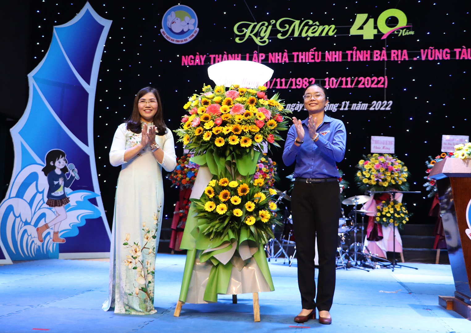 Chị Hồ Thị Ánh Tuyết, Bí thư Tỉnh Đoàn tặng lẵng hoa chúc mừng Nhà thiếu nhi.